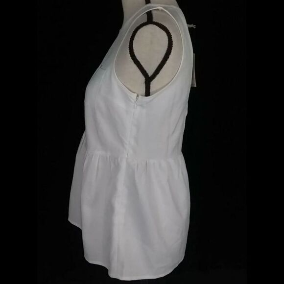 DOE & RAE WHITE CRISS CROSS OPEN BACK SLEEVELESS PEPLUM HEM BLOUSE SZ S NWT - Picture 2 of 8